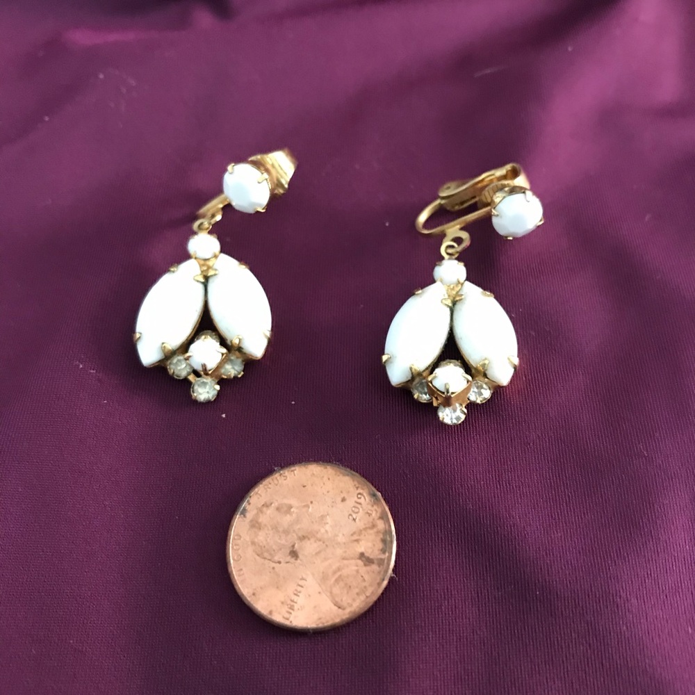 Beautiful Vintage milk glass clip on earrings - Picture 3 of 5